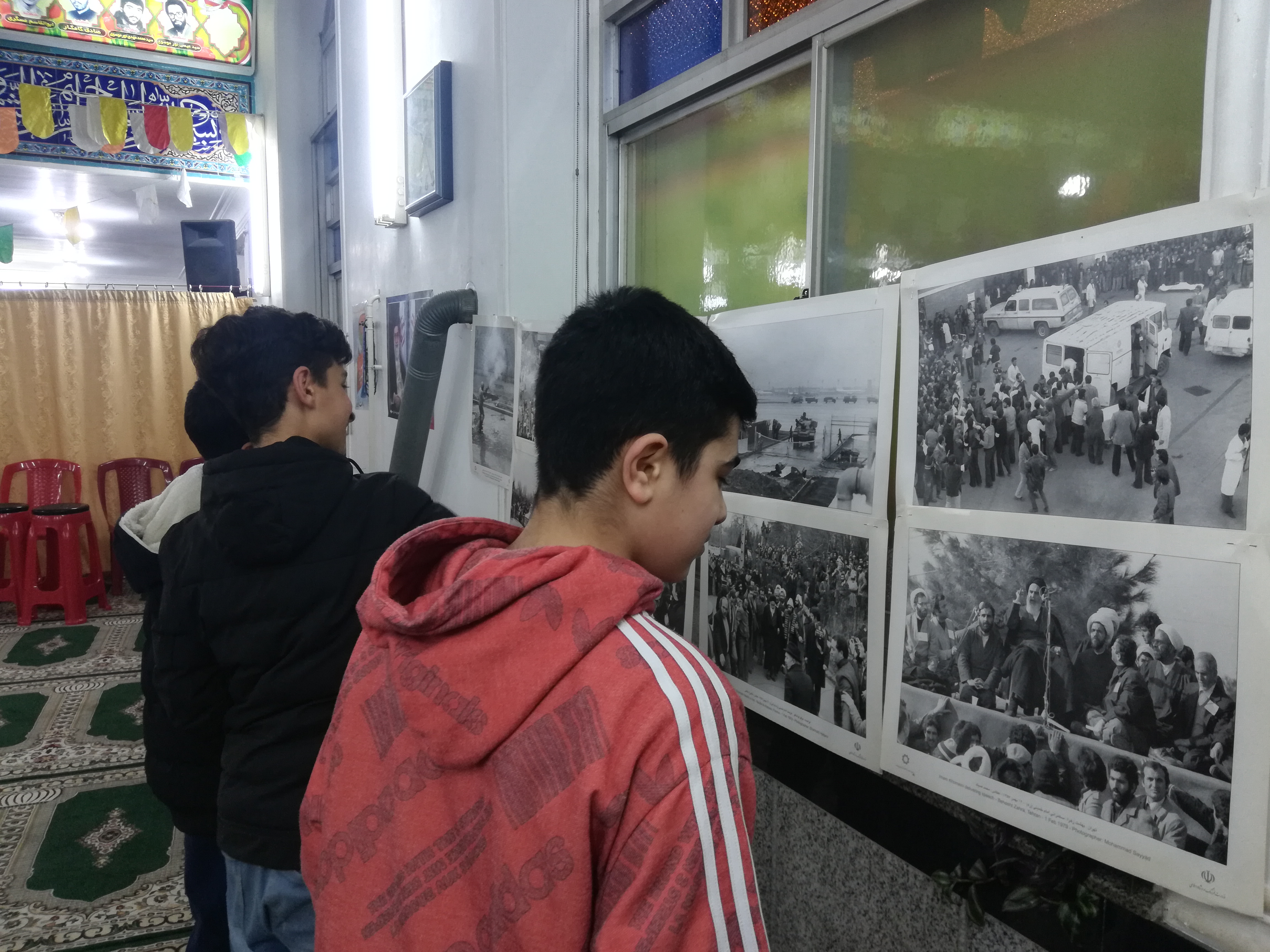 نمایشگاه « عکس انقلاب » در مسجد جمعه چالکیاسر بر پا شد