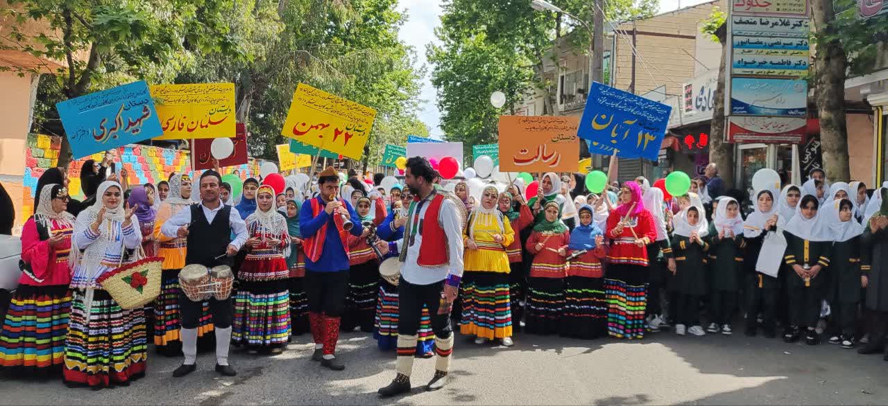 کارناوال شادی «سومین جشنواره ملی تئاتر درسی» در شهرستان لنگرود به راه افتاد