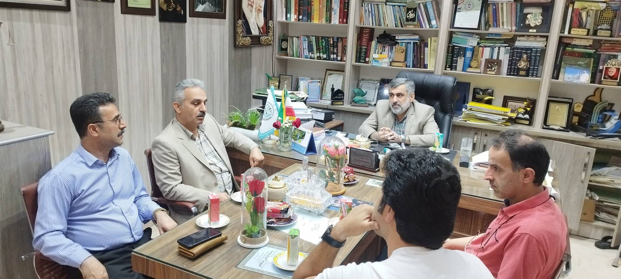 دیدار رئیس اداره فرهنگ و ارشاد اسلامی شهرستان لنگرود با آزاده سرفراز اهل قلم شهرستان