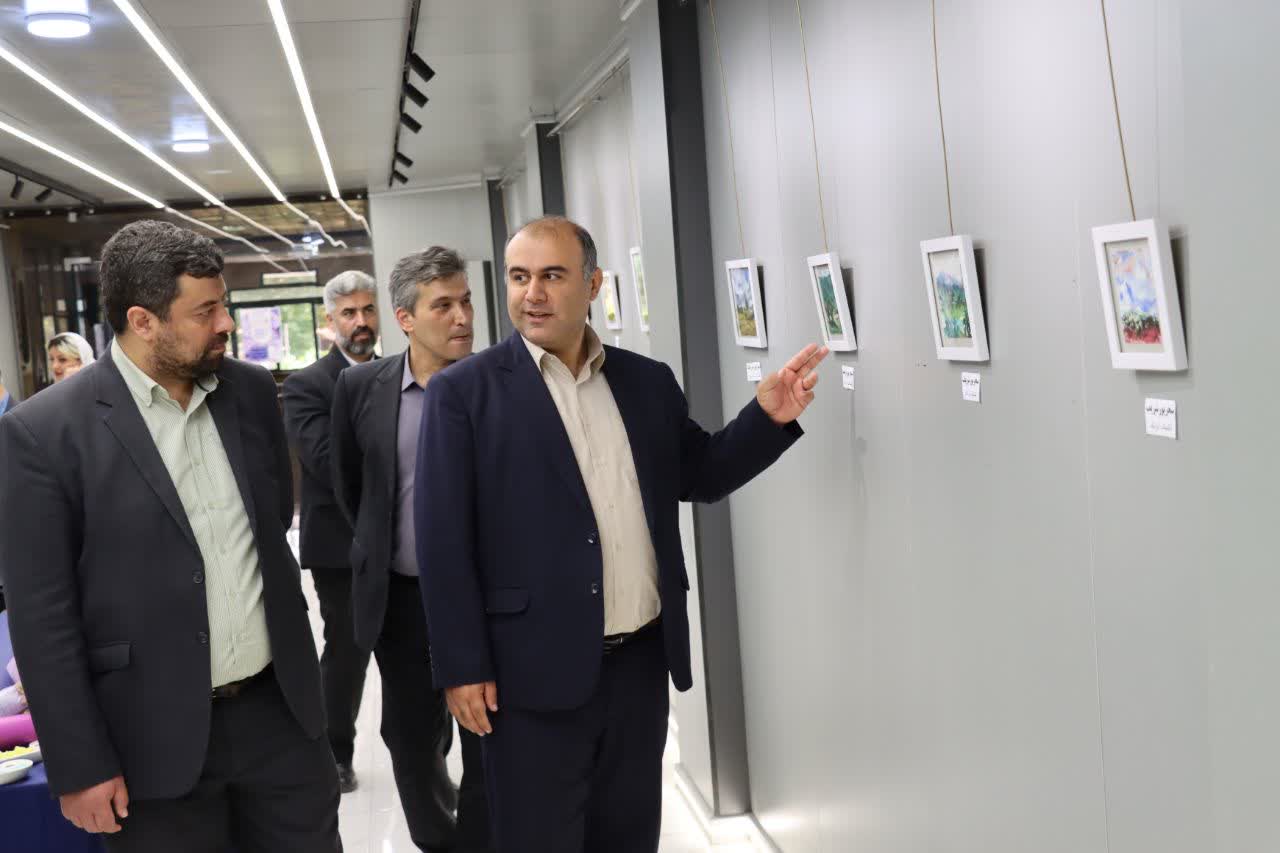 بازدید فرماندار لنگرود و مدیرکل فرهنگ و ارشاد اسلامی از نمایشگاه نقاشی طرح و رنگ در لنگرود