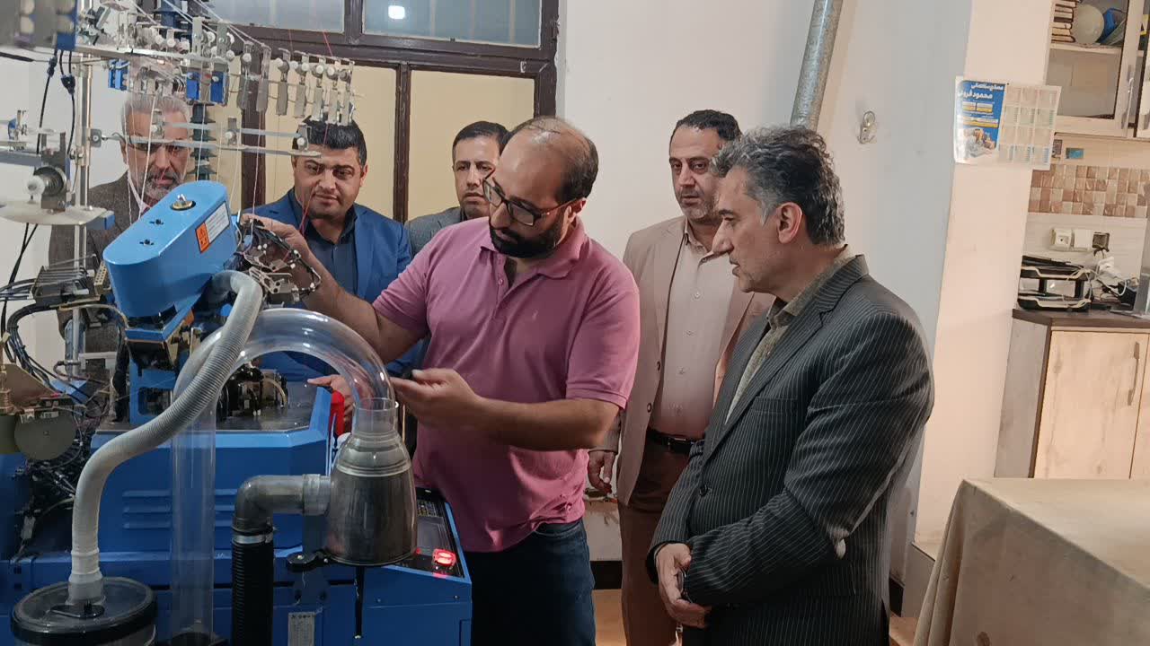 فرماندار رودسر خبر داد: رونق تولید ۱۴ هزار جین جوراب از کارگاهی با ۵ میلیارد سرمایه‌گذاری